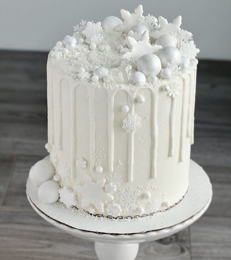 Snow Themed Cake, Snow Cake Birthday, Snow Birthday Cake, Snow Cake Winter, Luxury Desserts, Winter Torte, Golden Birthday Cakes, Snow Cake, Christmas Themed Cake