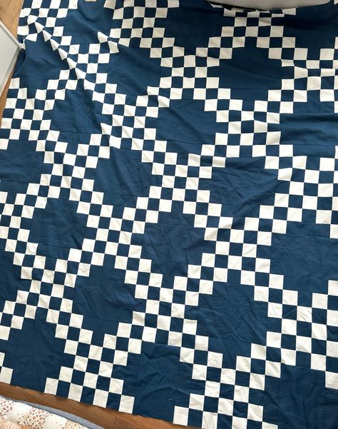 Another, another new favourite quilt! I haven’t even finished my second double Irish Chain quilt (still have to baste, quilt and bind) but I’m excited to finish it and start using it! I’ve got a pattern which you can purchase here - it’s beginner friendly and comes together before your eyes! Double Irish Chain Quilt Pattern, Tile Quilt, Double Irish Chain Quilt, Irish Chain Quilt Pattern, Irish Quilt, Quilting 101, Irish Chain Quilt, Star Cushion, Block Patterns