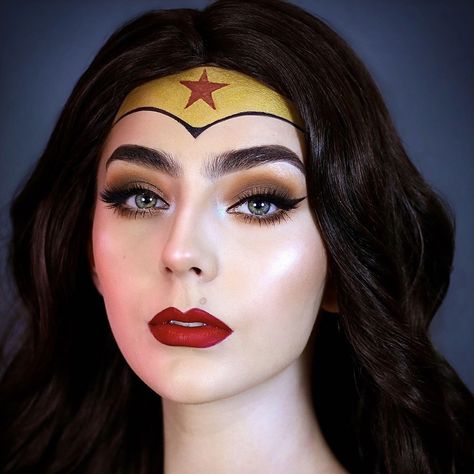 Wonder Women Makeup Ideas, Super Woman Makeup, Super Woman Makeup Halloween, Super Girl Makeup Halloween, Wonder Woman Costume Makeup, Easy Wonder Woman Costume, Superwoman Makeup Halloween, Supergirl Makeup Halloween, Superhero Makeup Easy