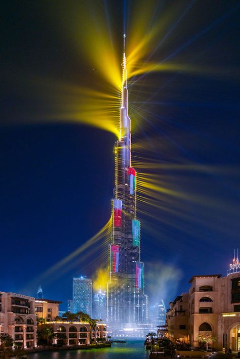 Dubai's World Record Laser Show In Pictures Dubai Tower, Dubai Photography, Dubai Travel Guide, Dubai Architecture, Khalifa Dubai, Laser Show, Dubai World, Skyscraper Architecture, Dubai United Arab Emirates