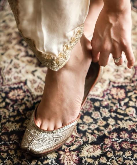 Khusa Shoes Aesthetic, Punjabi Jutti Woman, Punjabi Jutti Design, Jutti Design, Punjabi Juti, Pakistani Shoes, Indian Wedding Aesthetic, Indian Shoes, Punjabi Jutti