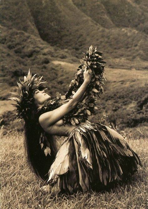 Hula Kahiko - traditional dance in Hawaii. Polynesian Dance, Wild Women Sisterhood, Hawaii Hula, Hawaiian Dancers, Wow Photo, Hula Dance, Oh My Goddess, Hula Dancers, Hawaiian Art