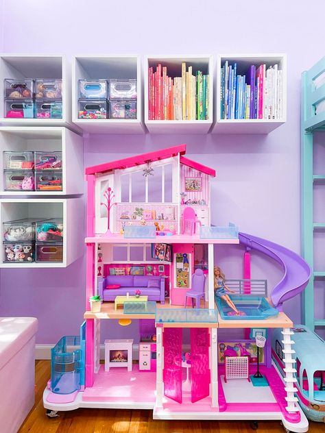 Netflix – The Home Edit Barbie Playroom Organization, Barbie Dream House Organization, Barbie Dreamhouse Bedroom, Barbie Core Bedroom, Barbie Toy Organization, Barbie Dream House Storage, Barbie Play Area, Barbie Doll Storage Ideas, Barbie Organization Ideas