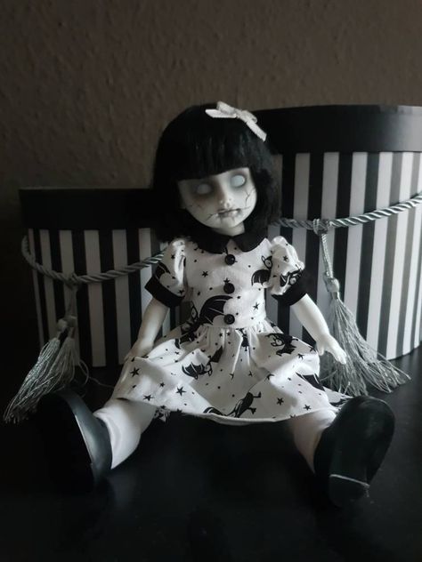 Ooak Horror Dolls, Gothic Doll Aesthetic, Creepy Doll Aesthetic, Diy Halloween Art, Creepy Doll Halloween, Barbie Doll Fashion, Dolls Dress, Living Dead Dolls, Scary Dolls