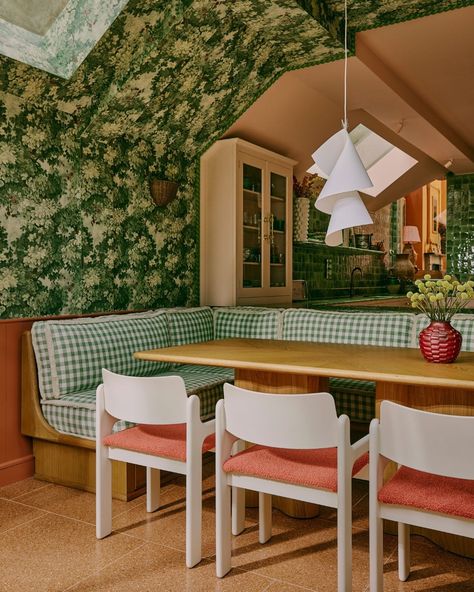 Floral chintz wallpaper in this green and pink kitchen by Stephanie Barba Mendoza. 

Green Gingham banquette seating with pink chairs.

#thisweeksdream #lateafternoon #lateafternoonlife #cosyinteriors #interiordesign #interiordesignlovers #interiordecor #londondecor #decor⁠ #ad #archdigest #yellowlivingroom #greenkitchen #maxima... Pink Green Dining Room, Pink And Green Kitchen, Chintz Wallpaper, Houses Wallpaper, Cheap Old Houses, London Decor, Pink Chairs, Project Room, Floral Chintz