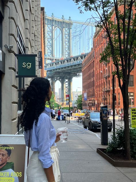 Brooklyn Picture Ideas, Brooklyn Instagram Pictures, Brooklyn Girl Aesthetic, Brooklyn Bridge Poses, New York Photo Shoot, Brooklyn Bridge Photo Ideas, Brooklyn Bridge Instagram, Time Square Photoshoot, Brooklyn Bridge Photoshoot