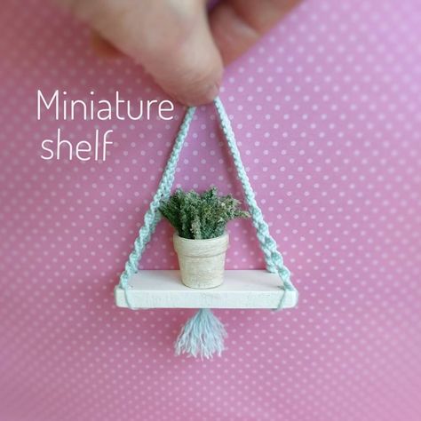 Dollhouse Shelves Diy, Diy Doll House Accessories Miniature Tutorials, Miniature Shelf Diy, Diy Mini Shelf, Making Miniatures Diy, Diy Doll House Furniture Easy, Dolls House Ideas, Diy Doll House Furniture, Easy Diy Miniatures