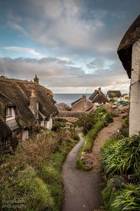 Cadgwith, Cornwall https://www.facebook.com/marek-kulpa-photography-897420127032167/photos_stream Old Village, Cornwall England, Voyage Europe, England And Scotland, Destination Voyage, English Countryside, England Travel, British Isles, Places Around The World