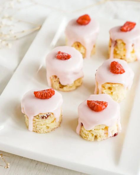 Raspberry Tea Cakes Rose Icing, Afternoon Tea Recipes, Berry Tea, Raspberry Tea, Cake Mini, Strawberry Frosting, Tea Cake, Red Food Coloring, Tea Party Birthday