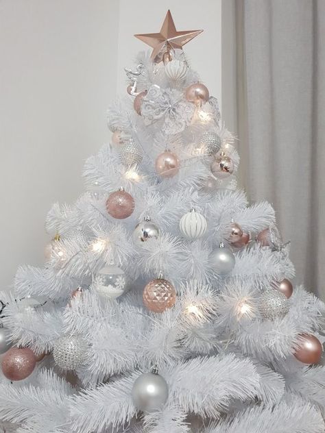 White Mini Christmas Tree Ideas, White Tree With Pink Ornaments, Mini White Christmas Tree, Christmas Decor Projects, Silver Christmas Tree Decorations, White Xmas Tree, Mini Christmas Tree Decorations, Christmas Tree Decorations Ribbon, White Christmas Tree Decorations