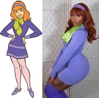 Poc Costume Ideas, Black Daphne Costume, Daphne Costume Black Women, Cartoon Halloween Costumes Women, Black People Halloween Costumes, Costumes Black Hair, Curvy Halloween Costumes, Cartoon Costume Ideas Women, Penny Proud Costume