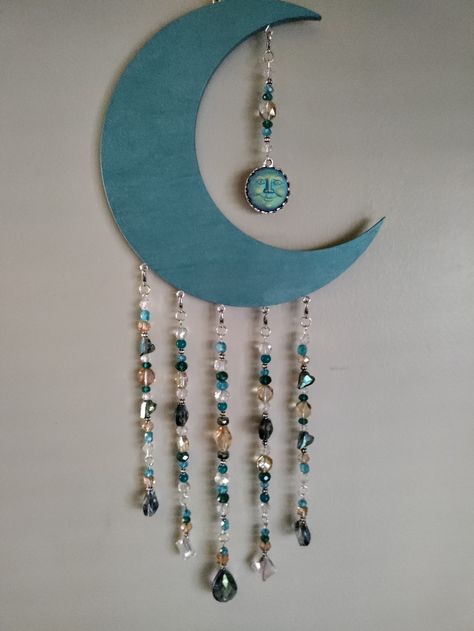 Home Decor Diy Ideas, Moon Wind Chimes, Carillons Diy, Hippie Crafts, Crystal Suncatchers Diy, Suncatcher Diy, Dream Catcher Patterns, Wind Chimes Homemade, Wind Chimes Craft