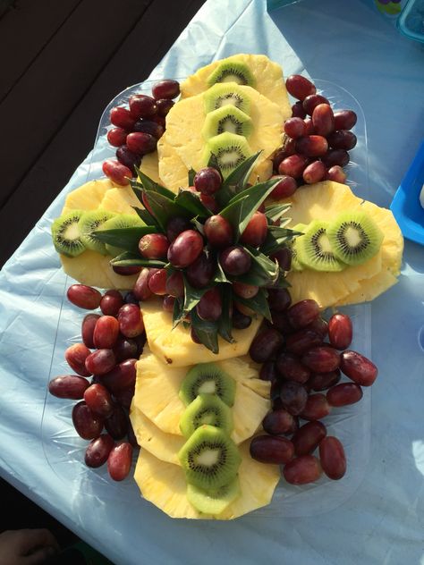 Fruit Cross. This is great for baptisms, communions, or even confirmations. And it's so easy! Cross Charcuterie Board, Easter Fruit Tray, Easter Charcuterie, Fruit Cross, Easter Fruit, Easter Desserts, Easter Food, Fruit Display, Charcuterie And Cheese Board