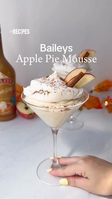 Baileys Apple Pie, Apple Pie Cocktail, Garden Party Recipes, Apples Cinnamon, Boozy Desserts, Apple Desserts, Cozy Night, Retirement Party, White Chocolate Chips