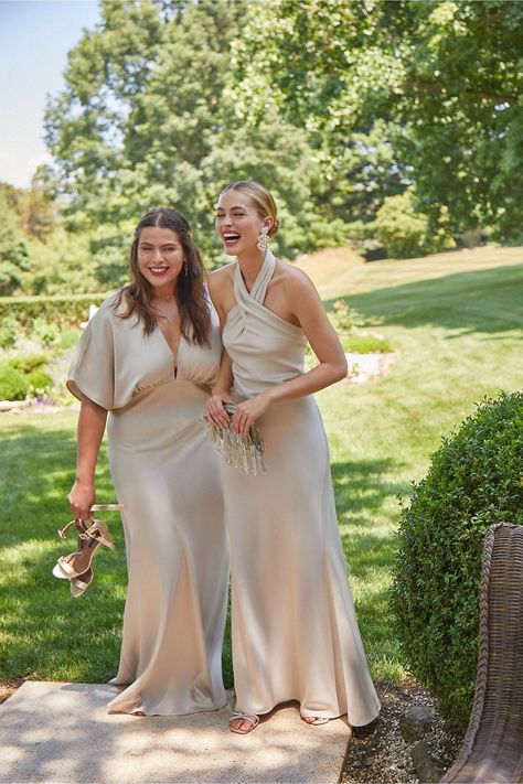 For the classic bride who's opting to wear a simple and traditional wedding dress, this halterneck bridesmaid dress will complement your timeless aesthetic perfectly. You can choose from seven colors including blue, dusty rose, and this stunning champagne for a spring or summer wedding. Head to the link for more of our favorite champagne bridesmaid dresses. // Photo: BHLDN Champagne Bridesmaid Dresses, Champagne Bridesmaid, Bridal Party Dresses, Satin Maxi, Satin Maxi Dress, Champagne Color, Satin Dress, Outfits Casuales, Satin Dresses