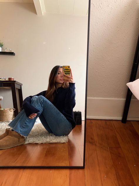 Navy Sweater Jeans Outfit, Ugh Outfit Ideas, Girl Aesthetic Brunette, Gigi Fashion, Dark Blue Jeans Outfit, Aesthetic Brunette, Comfy Outfit Ideas, Clean Girl Outfit, Sweater And Jeans Outfit