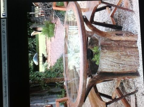 Use an old wagon wheel as a new table Outside Table And Chairs, Tree Stump Ideas, Stump Ideas, Outside Table, Log Chairs, Tree Stump Planter, Tree Stump Table, Stump Table, Garden Furniture Design