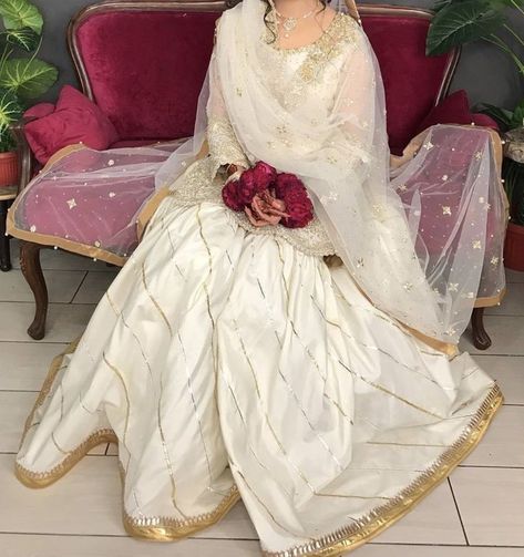 Nikkah Dress Simple, White Nikkah Dress Simple, Casual Gharara, Nikkah Dresses For Bride, Dress For Nikah, Nikkah Poses, Dress Desgines, White Nikkah Dress, Simple Nikkah