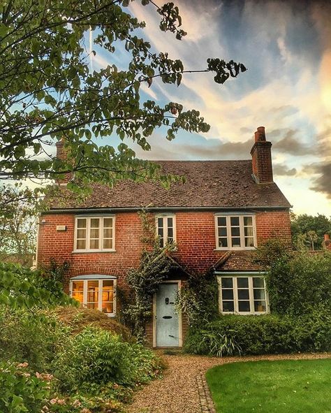 "Autumn Cottage" Hope you've had a great day!  I've been catching up with house jobs today - but I did manage to pop outside to pull up the beetroot - now baked, skinned, sliced and pickled! Quite a faff but hubby says delicious so it was all worthwhile!!  #cottage #cottagegarden #all_gardens #garden_styles #efe_snapshots_daily #architecture #photosofbritain #icu_britain #everything_imaginable #house #oldhouse #capturing_britain #explore_britain #igerssurrey #autumn #fav_skies Cottage House Design, English Cottage House, Cottage House Designs, Cottage Exterior, House Design Ideas, Country Cottage Decor, Casa Vintage, Casas Coloniales, Dream Cottage