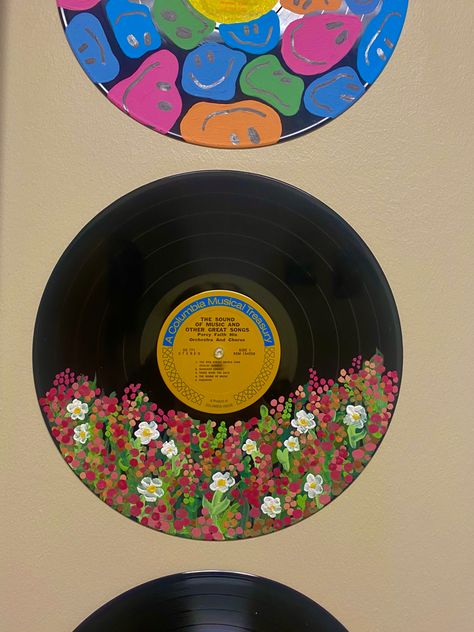 Flower Record Painting, Painting Records, Record Decor, Vinyl Record Painting, Vinyl Record Art Ideas, Painted Records, Cd Wall Art, Vinyl Art Paint, Cd Wall