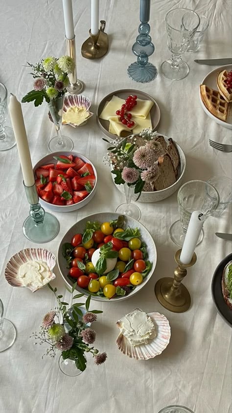 Lunch Table Settings, Dinner Party Aesthetic, Italian Lunch, Dinner Party Table Settings, Italian Dinner Party, Fest Mad, Lunch Party, Lunch Table, Birthday Lunch