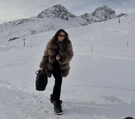 Milena Karl, Coats Outfit, Ski Trip Outfit, Elegant Wardrobe, Snow Photoshoot, Winter Wedding Guests, Snow Trip, Ski Girl, Ski Outfit