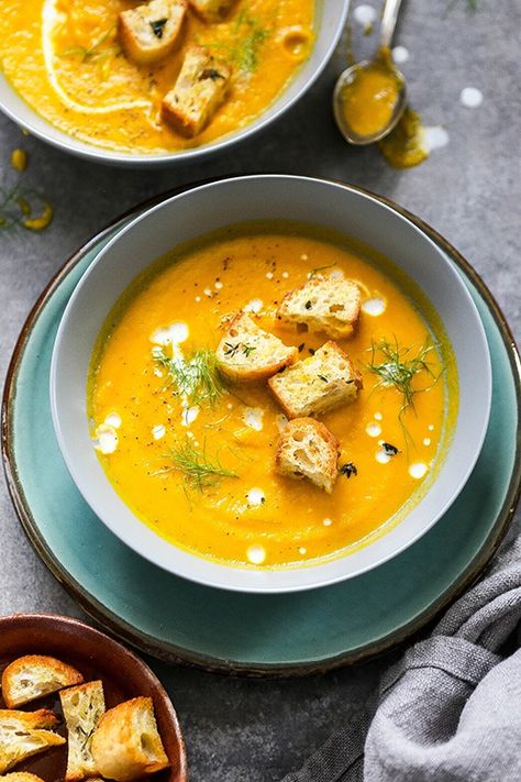 Roasted Carrot and Fennel Soup with Garlic-Thyme Croutons | www.floatingkitchen.net Yankee Recipes, Ab Food, Carrot And Fennel Soup, Floating Kitchen, Fennel Soup, Roasted Carrot, Leftovers Soup, Winter Soup, Croutons Homemade