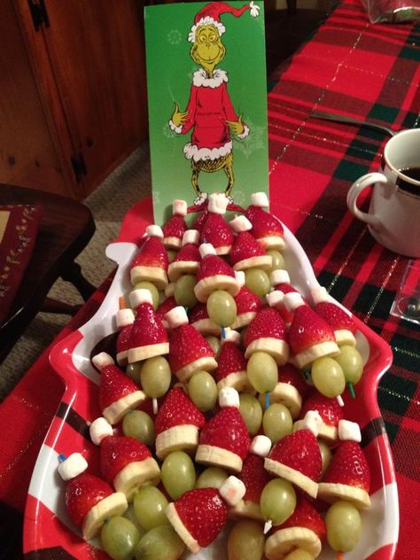 Grinch Snack Tray, Christmas Gender Reveal Food, Grinch Theme Snacks, Grinch Gender Reveal Ideas, Grinch Baby Shower Ideas, Whobilation Party, Grinch Snacks, Grinch Treats, Grinch Fruit