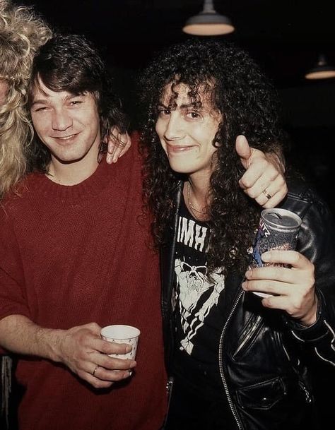 Kirk Hammett, Eddie Van Halen, Mötley Crüe, Fade To Black, Van Halen, Iconic Photos, Metal Bands, Guitarist, Heavy Metal