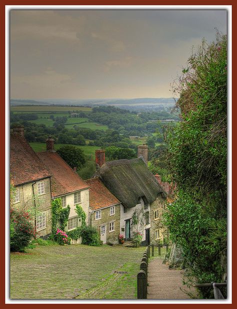 Shaftesbury by John T100, via Flickr Britain Landscape, Gold Hill Shaftesbury, English Cities, Gold Hill, Old Village, Dorset England, English Village, Urban Landscapes, British Countryside