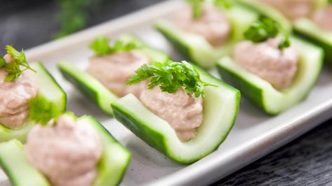 Cucumber Boats with Tuna Mousse Tuna Mousse Recipe, Tuna In Oil, Tuna Mousse, Tuna Potato, Cucumber Boats, Egg Mayonnaise, Studying Food, Potato Gratin, Cucumber Recipes