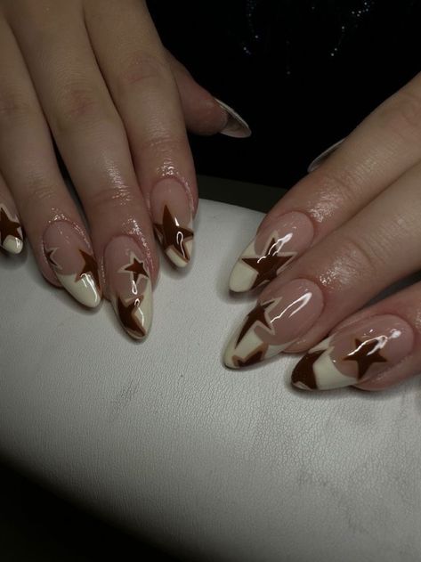 Brown Nails With Stars, Alt Fall Nails, Fall Y2k Nails, Black And Brown Nails Design, Y2k Fall Nails, Brown Star Nails, Frank Ocean Nails, Gel Nails Brown, Berlin Nails