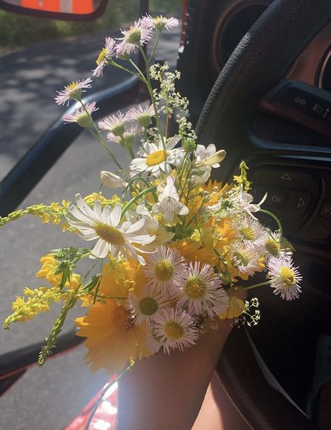 Yellow and white flowers Dandelion Bouquet Aesthetic, Daisies And Dandelions, Yellow Daisy Bouquet, Dandelion Bouquet, Yellow And White Flowers, Yellow Wedding Flowers, White Dandelion, Daisy Bouquet, White Sunflowers