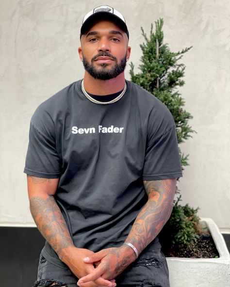 Tyler Lepley, Beard Fade, Black Men Street Fashion, Black Men Hairstyles, Workout Without Gym, Mens Winter Fashion, Mens Accessories Fashion, Men Winter, Bearded Men