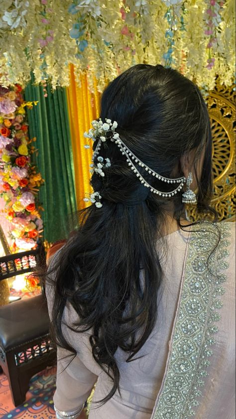 Saharey Earrings Hairstyle, Hairstyles With Sahara Earrings, Sahara Earrings Hairstyle, Hairstyles For Weddings Indian, Desi Hairstyles, Desi Hair, Indian Hair Accessories, Indian Accessories, Perhiasan India