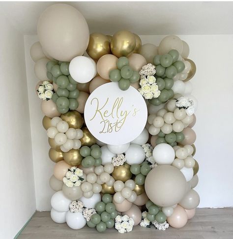 Green Balloon Wall, Balloon Wall Decorations, Balloon Walls, 1st Birthday Balloons, Events Business, 1st Birthday Cakes, Diy Balloon Decorations, Girl Birthday Decorations, Jungle Birthday