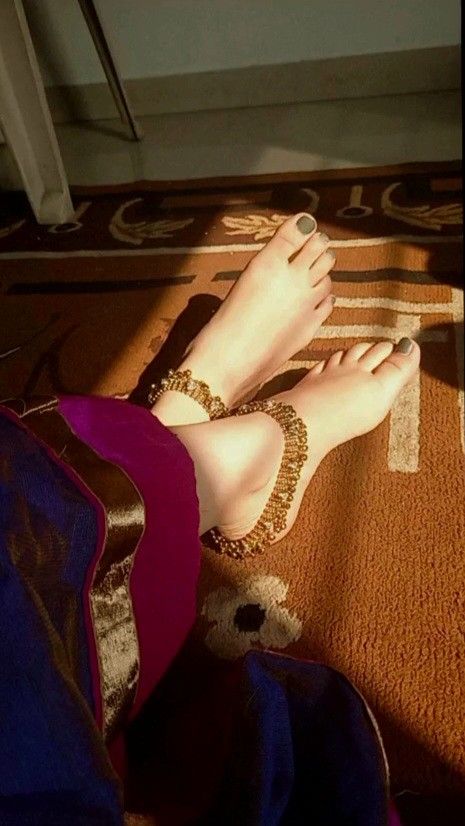 Payal Aesthetic, Sanatani Girl, Anklet Aesthetic, Anklets Aesthetic, Jewelry Poses, Indian Anklets, Henna For Beginners, Lehenga Pink, Real Aesthetic