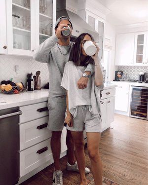 Cozy Couple, Couple Drinking, Couple Outfit Ideas, Couples Outfit, Practical Fashion, Mommy Daughter, Couple Outfits, Romantic Style, Couple Aesthetic