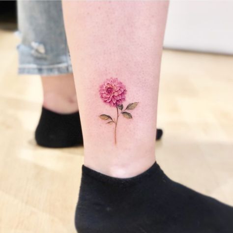 Dani on Instagram: “#flowertattoo  #nyctattoo #nyctattooartist #nyctattooshop #nyctattoos #flowertattoo #smalltattoos #flowertattoo #floraldesign #braintattoo…” Pineapple Tattoo Meaning, Dahlia Flower Tattoos, Aster Tattoo, Dahlia Tattoo, Brain Tattoo, Pineapple Tattoo, Tattoo Spots, Nyc Tattoo, Daisy Tattoo