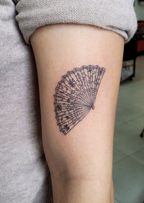 Monet Inspired Tattoo, Vintage Fan Tattoo, Round Tattoo Ideas, Hand Fan Tattoo, Eclectic Tattoo, Hippie Tattoo Ideas, Mosaic Tattoo, Detailed Tattoos, Tattoo Designs Drawings