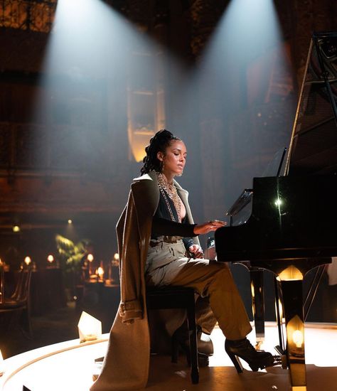 Alicia Keys Piano, Alicia Keys Concert, Swae Lee, Woman Singing, Music Pics, Key Photo, Alicia Keys, Gym Workout Tips, Music Concert