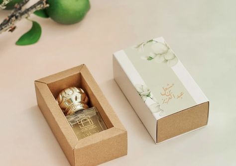 Perfume Giveaways Ideas, Packing Box Design, Wedding Perfume, Eid Card Designs, Daisy Party, Baby Shower Treats, Perfume Box, Henna Party, Wedding Giveaways