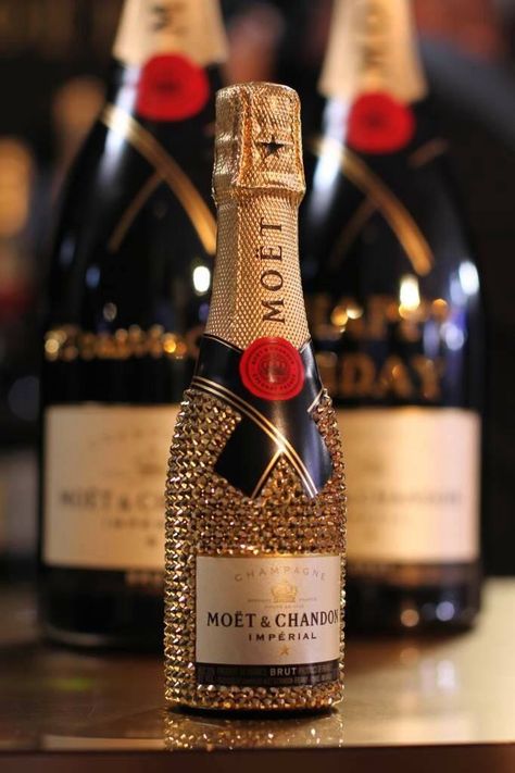 Moet & bling 50th Balloons, Bedazzled Liquor Bottles, Decorated Glasses, Glitter Wine Bottles, Champagne Brands, Bling Bottles, Liquor Bottle Crafts, 21st Bday Ideas, Rose Gold Party