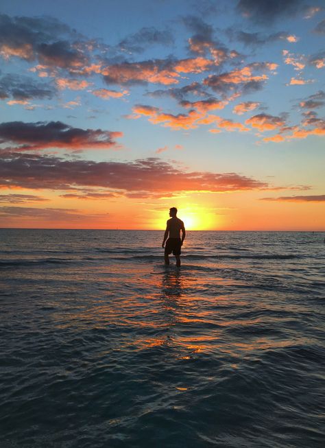 Beach Men Pictures, Sea Poses Photo Ideas Men, Man On The Beach Photography, Man At Beach Aesthetic, Men’s Instagram Photos Beach, Sunset Photoshoot Ideas, Beach Vacation Pictures, Beach Editorial, Male Portrait Poses