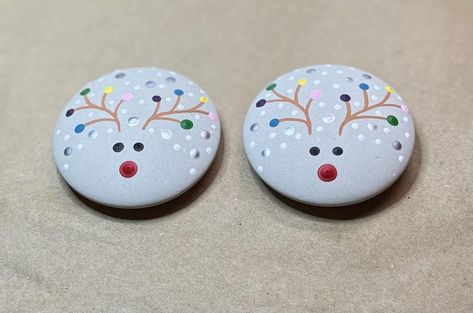 painting rocks! | Just a couple of simple reindeer 🦌 🎄 | Facebook Reindeer Rock Painting, Mandela Ideas, Painted Reindeer, Christmas Rock, Crafts For Seniors, Painting Rocks, Paint Rock, Rudolph The Red, Rock Painting Art