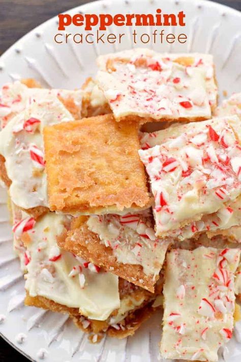 Peppermint Cracker Toffee Saltine Cracker Candy, Cracker Candy, Cracker Toffee, Shugary Sweets, Christmas Candy Recipes, Cracker Recipes, Peppermint Bark, Peanut Butter Fudge, Chocolate Bark