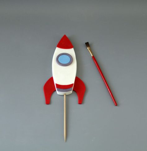 Easy Rocket Cake Tutorial - American Cake Decorating Fondant Rocket Ship, Fondant Planets How To Make, Astronaut Fondant Tutorial, Rocket Fondant, Astronaut Fondant, Rocket Birthday Cake, Rocket Cake Topper, Rocket Ship Cake, Ship Template