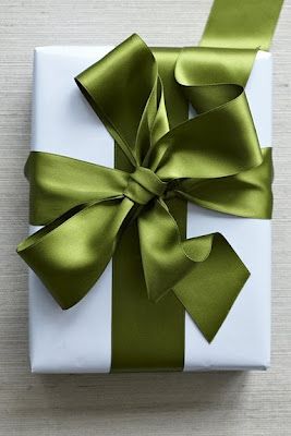 Perfect Bow, Diy Bows, Present Wrapping, Christmas Packaging, Gift Bows, Holiday Inspiration, Christmas Wrapping, How To Make Bows, White Paper