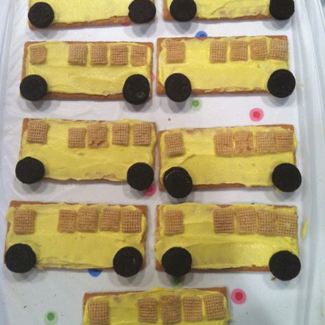 School Bus snacks for Transportation unit at school....   Graham crackers, yellow icing, mini Oreos and chex cereal.. Transportation Theme Snacks Preschool, School Bus Snack Graham Crackers, School Bus Snack, Community Snack Ideas, Transportation Cooking Preschool, Transportation Snacks, Yellow Snacks, Preschool Transportation, Mini Oreos