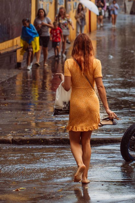 ⚫ Odesa, Ukraine. Uploaded 18.8.2022 _ Local beauty crossing a flooded street, Candid shot Candid Street Photography, Flooded Street, Street Foto, Street Smart, Women Figure, Candid Photography, Reference Photos, Photography Women, Photo 1